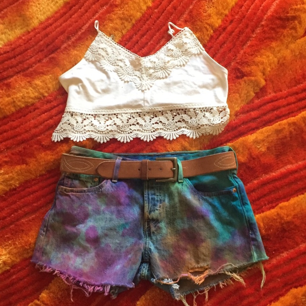 Bundle deal for 3!! Items!! Top, Belt, and Shorts!